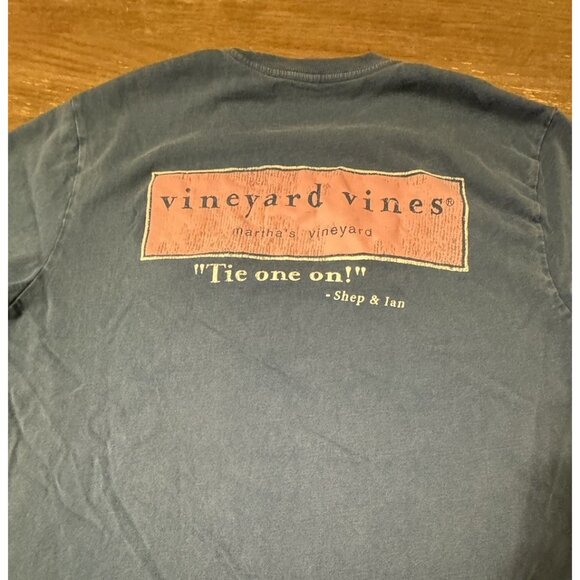Vineyard Vines Men Medium Tie One On Short Sleeve Tee T Shirt Martha's Blue Pink - Picture 6 of 6
